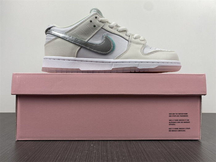 nike sb dunk low pro og qs Di*m*nd white bv1310-100
