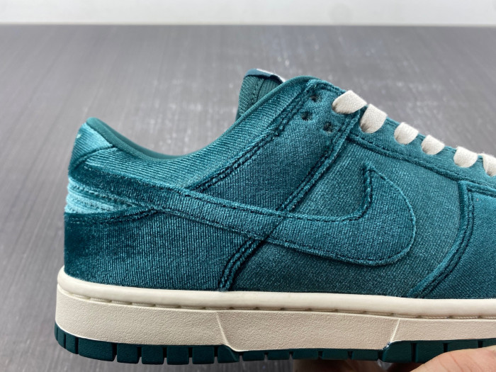 Nike Dunk Low Green Velvet - DZ5224-300