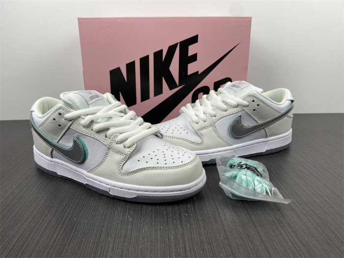 nike sb dunk low pro og qs Di*m*nd white bv1310-100