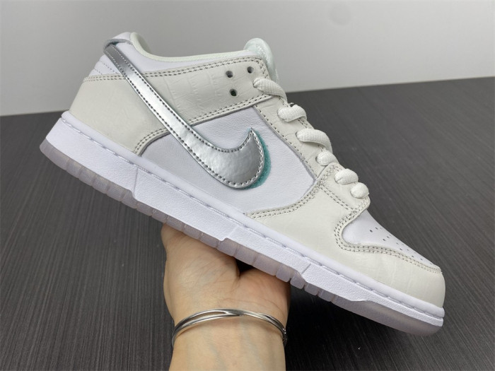 nike sb dunk low pro og qs Di*m*nd white bv1310-100