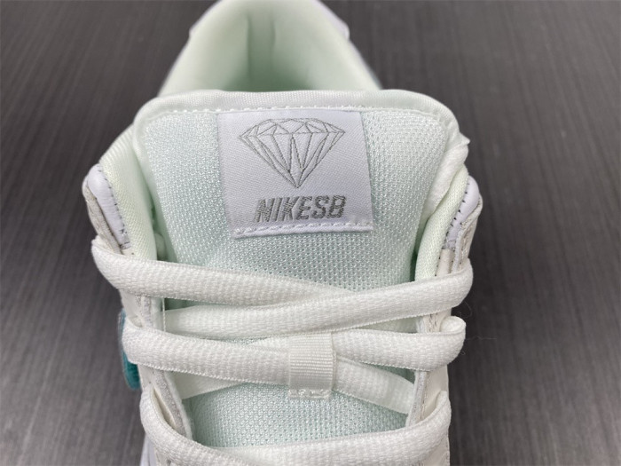 nike sb dunk low pro og qs Di*m*nd white bv1310-100