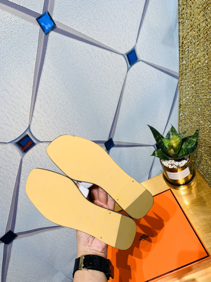 H**mes sandals