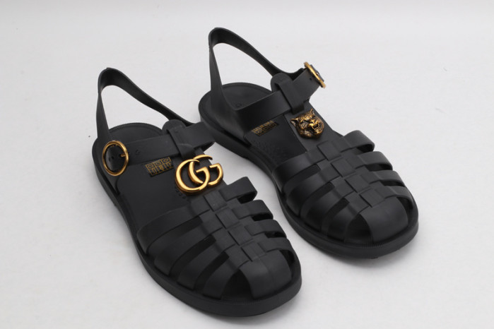 G*u*i sandals