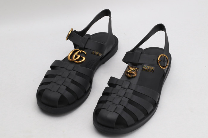 G*u*i sandals