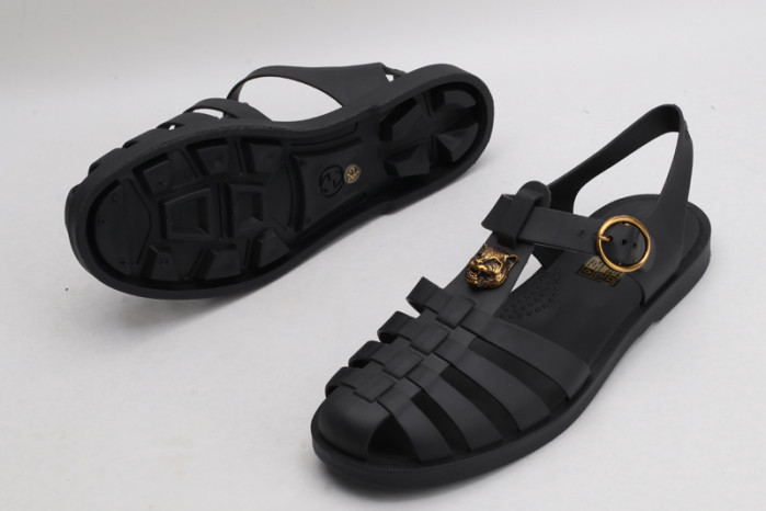 G*u*i sandals