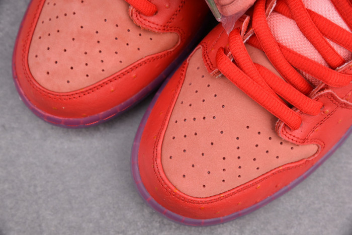 NIKE SB DUNK HIGH STRAWBERRY COUGH CW7093-600