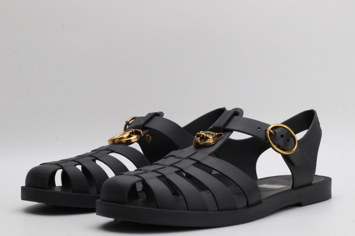 G*u*i sandals