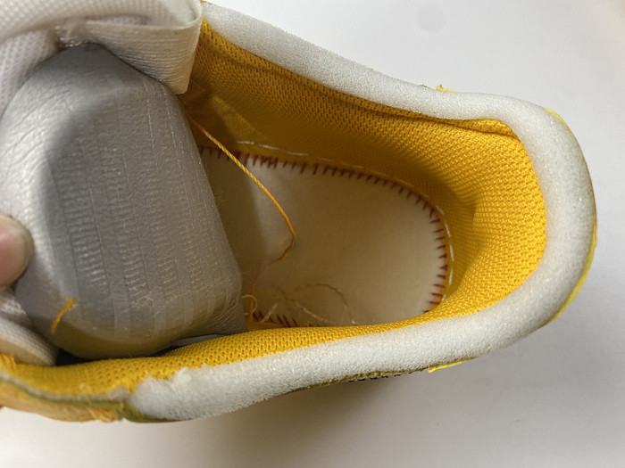 NIKE AIR FORCE 1 UNIVERSITY GOLD DD1876-100