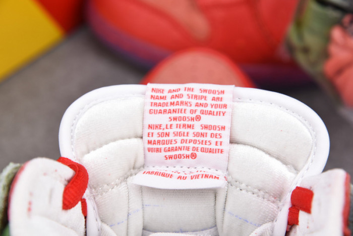 NIKE SB DUNK HIGH STRAWBERRY COUGH CW7093-600