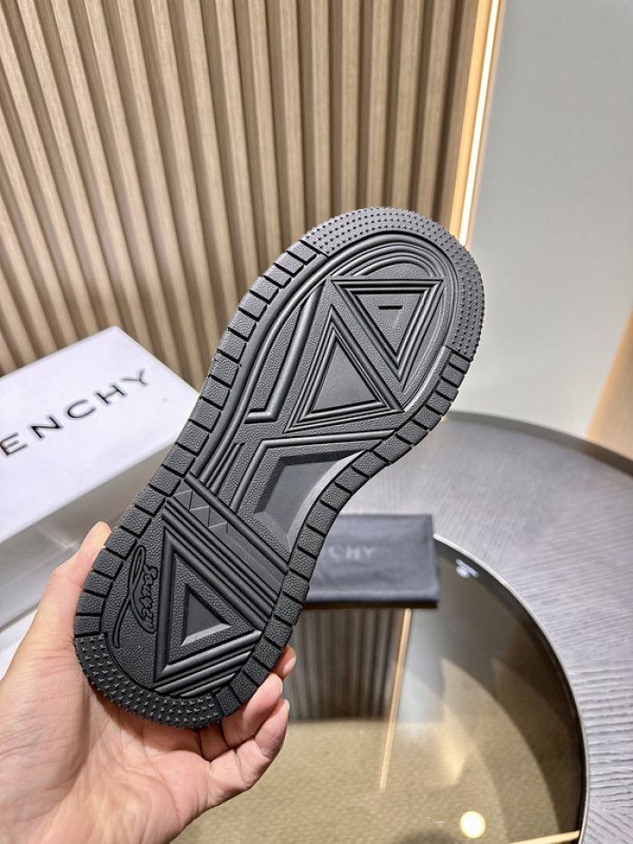 GIVENCHY SNEAKER