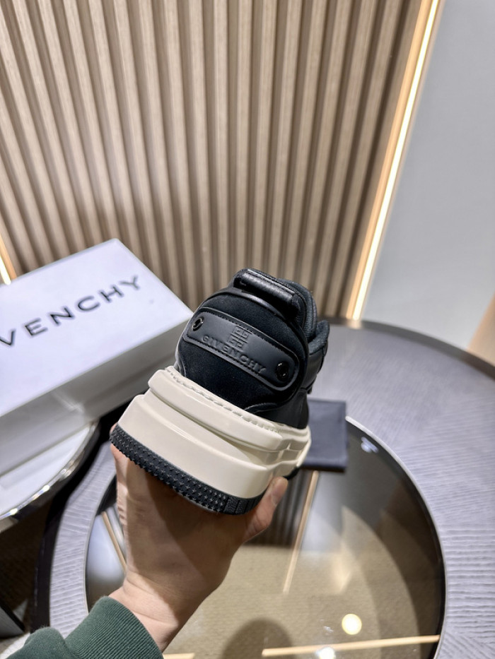 GIVENCHY SNEAKER