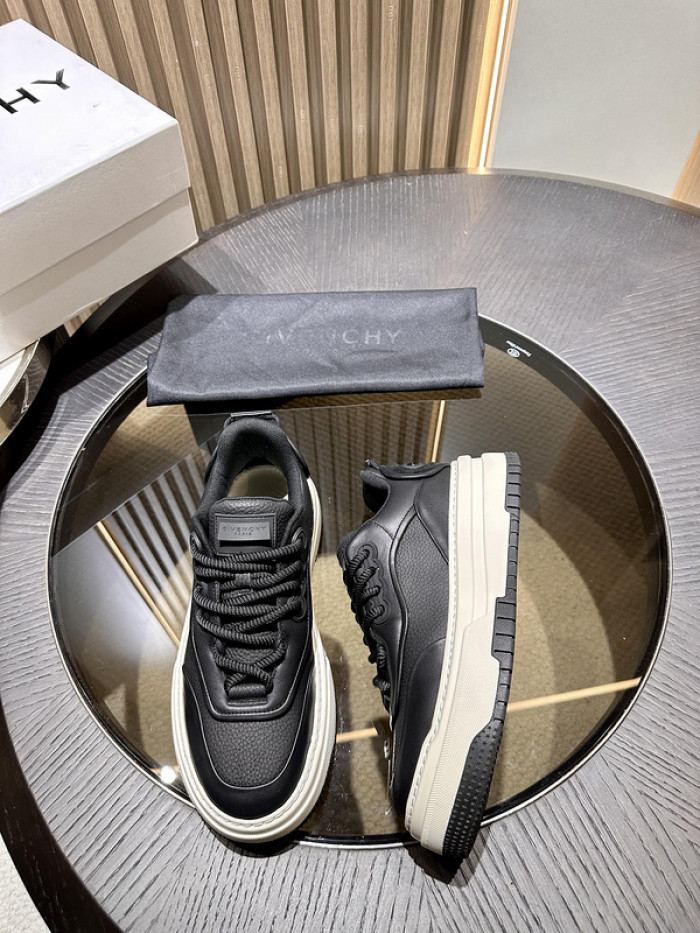 GIVENCHY SNEAKER
