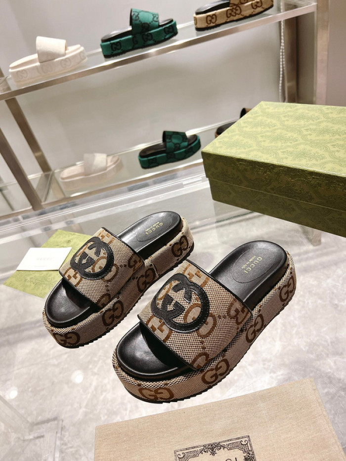 G*u*i sandal