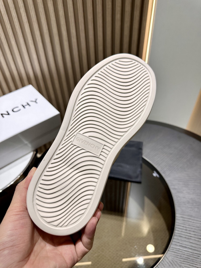 GIVENCHY SNEAKER