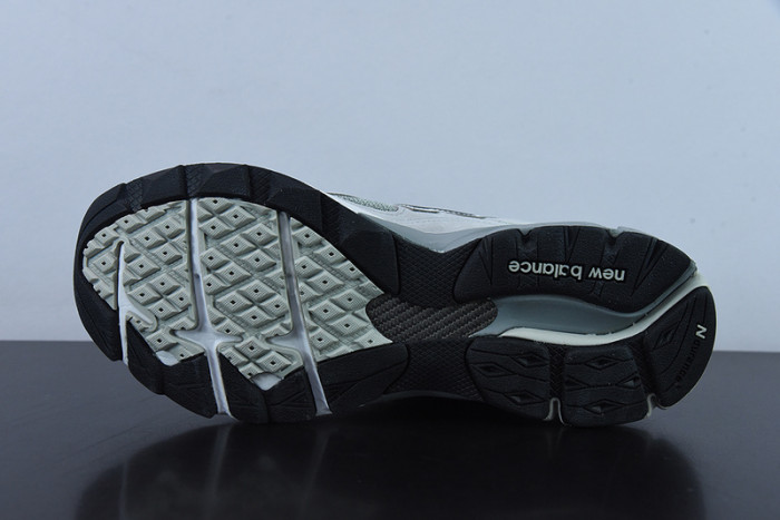 New Balance M990GY3