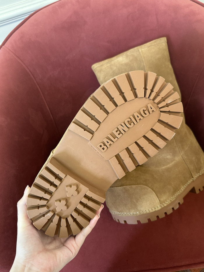 Ba*len*cia*ga alaska high boots