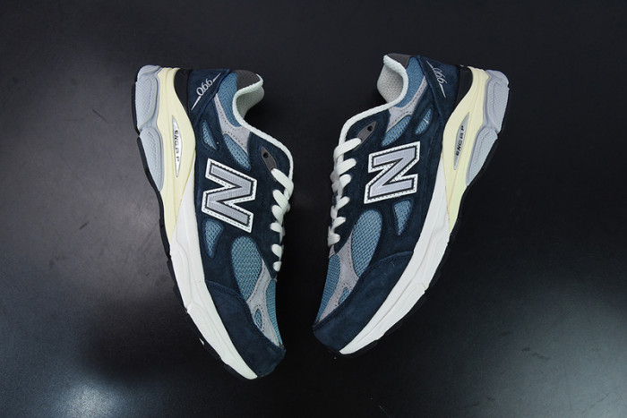 New Balance M990TE3