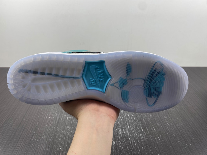 April Skateboards X Dunk Low SB 