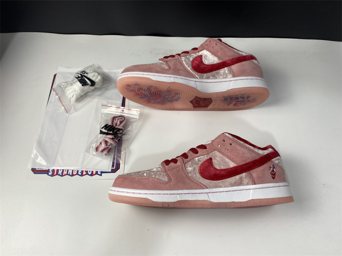 Nike SB Dunk Low StrangeLove Skateboards CT2552-800