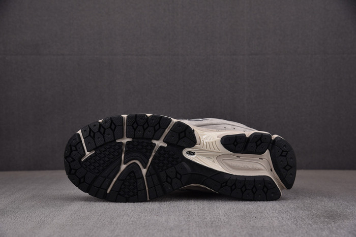 New Balance ML2002RC